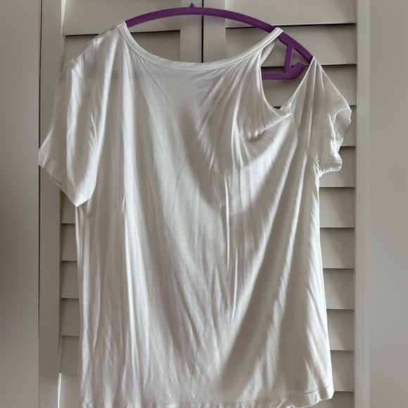 Recycled Karma Kiss Hottest Show on Earth T-Shirt Cold Shoulder Tee Size Medium - Picture 9 of 9